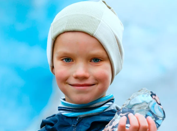 Ragazzo con pezzo di ghiaccio vicino al ghiacciaio Nigardsbreen (Norvegia ) — Foto Stock