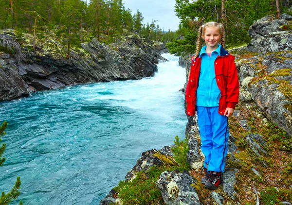 Fille près des chutes d'eau de rivière de montagne (Norge ) — Photo