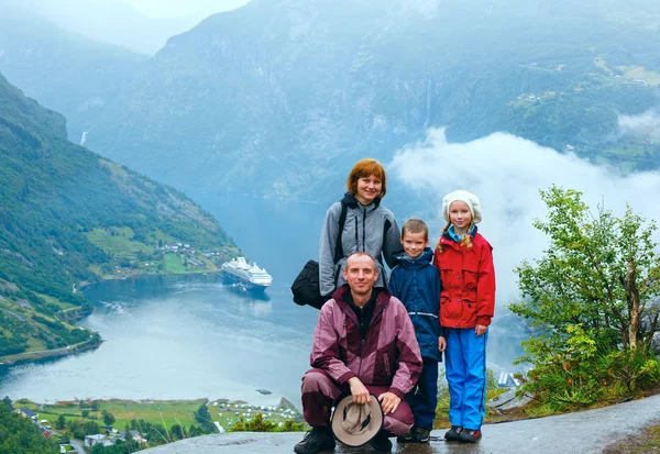 Família acima de Geiranger Fjord (Norge ) — Fotografia de Stock