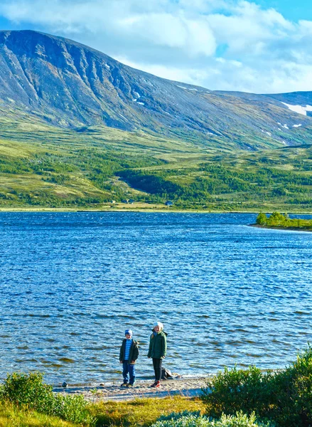 Enfants près de Norvège lac de montagne — Photo