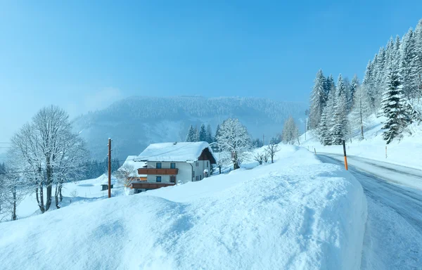 Morgens Winter neblig ländliche Alpenstraße und Haus — Stockfoto