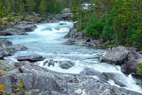 Sommaren mountain floden vattenfall (norge) — Stockfoto
