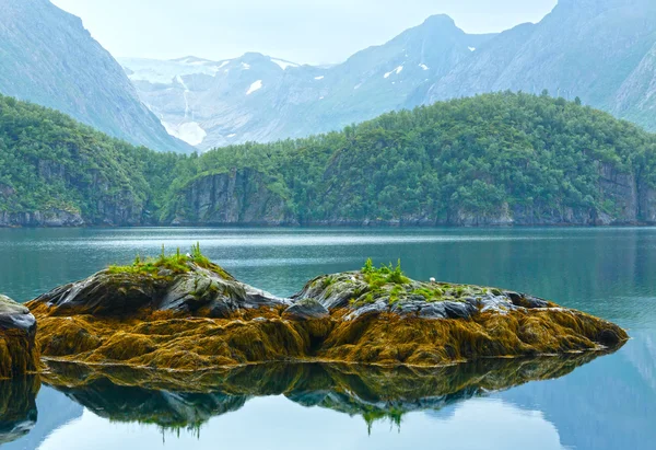 Lago (fiorde) e Geleira Svartisen (Noruega ) — Fotografia de Stock