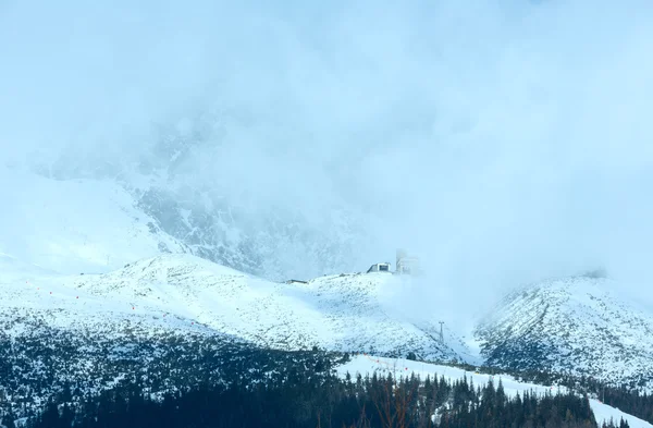 Morgon vintern bergslandskap (Tatranská lomnica, Slovakien) — Stockfoto