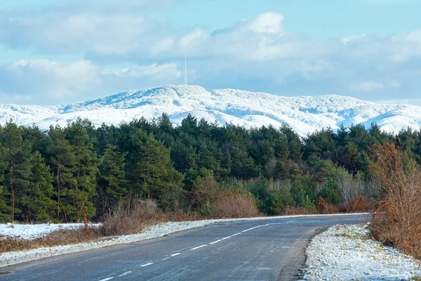 冬の国の道路と山 （ウクライナ). — ストック写真