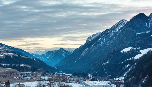 Aldeia de montanha de inverno (Áustria ). — Fotografia de Stock