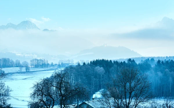 Vinter morgon bergsby (Österrike). — Stockfoto