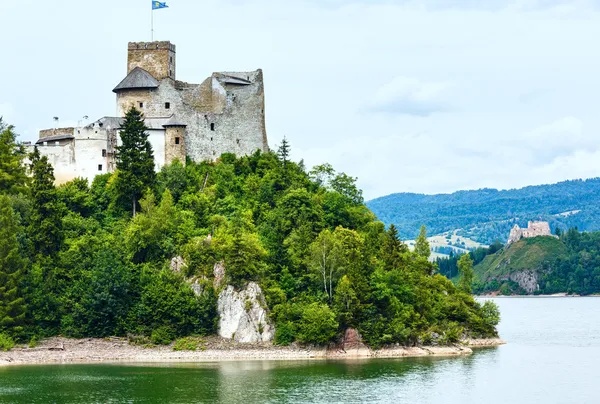 Niedzica zamek (lub zamek dunajec) lato widok (Polska). — Zdjęcie stockowe