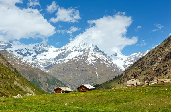 Летние Альпы — стоковое фото
