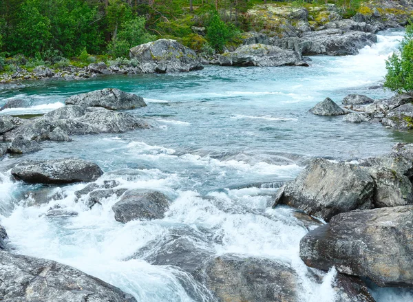 Zomer berg rivier watervallen (norge) — Stockfoto