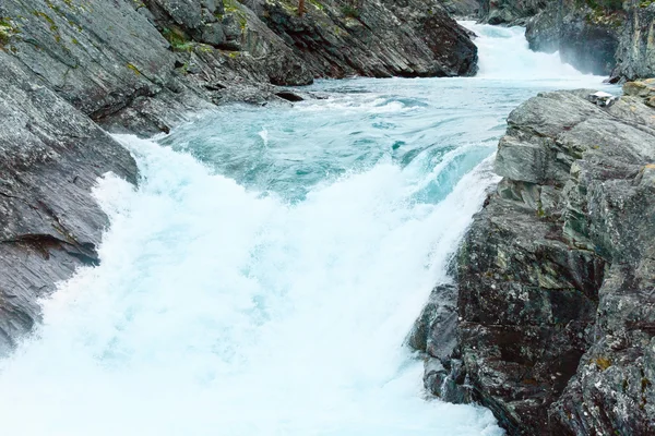 Sommaren mountain floden vattenfall (norge) — Stockfoto