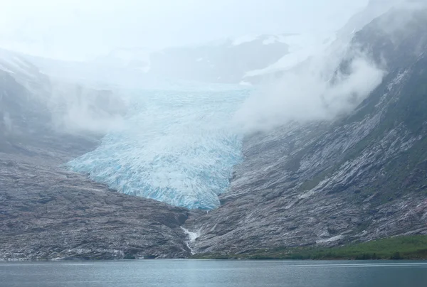 Lac Svartisvatnet et vue sur le glacier Svartisen (Norvège) ) — Photo