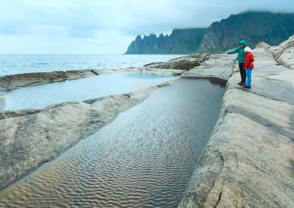 Família perto de banhos Tidal Senja (Jagged Ersfjord, Noruega, polar da — Fotografia de Stock