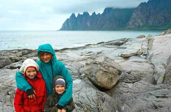 Familie in der Nähe der sommerlichen senja-Küste (zerklüfteter ersfjord, norwegen, polar d — Stockfoto