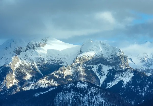 冬の山の風景 （高タトラ山脈、スロバキア). — ストック写真