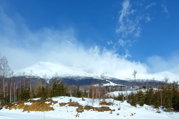 Mattina inverno paesaggio montano (Tatranska Lomnica, Slovacchia ) — Foto Stock