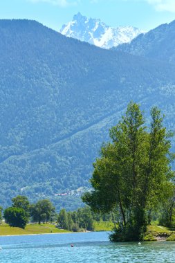 dağ gölü passy ve mont blanc massif yaz görünümü.