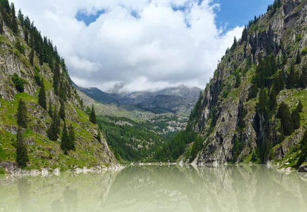 Verano cañón de montaña y presa (Alpes, Suiza) ) — Foto de Stock