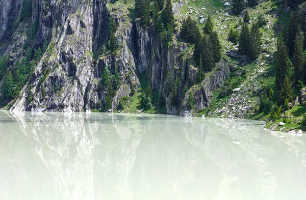 夏の山の峡谷とダム （アルプス、スイス) — ストック写真