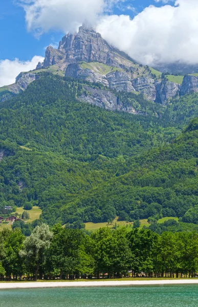 Dağ gölü passy ve mont blanc massif yaz görünümü. — Stok fotoğraf