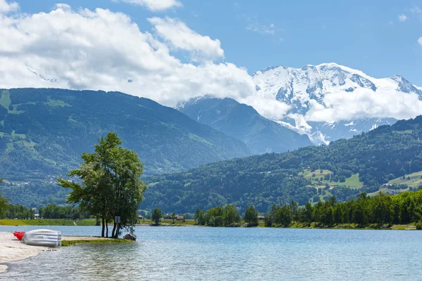 Lago Passy e Mont Blanc montanha maciça vista de verão . — Fotografia de Stock