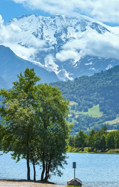 Jezero passy a mont blanc horský masiv letní pohled. — Stock fotografie