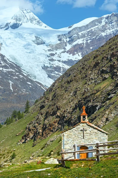 Sommarfjäll Alperna och kyrkan — Stockfoto