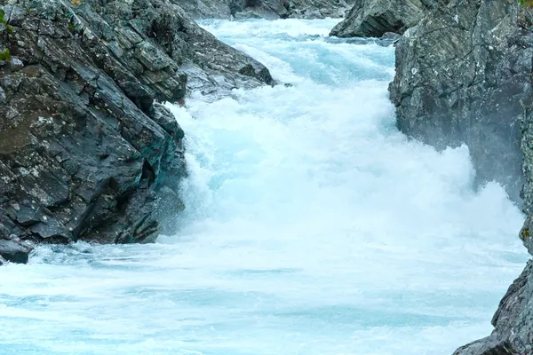 Sommer-Bergfluss-Wasserfälle (norge) — Stockfoto