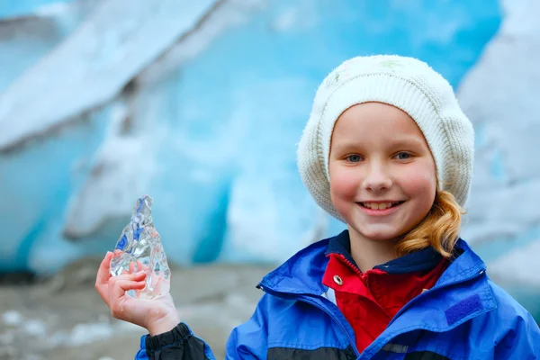 Ragazza con pezzo di ghiaccio vicino al ghiacciaio Nigardsbreen (Norvegia ) — Foto Stock