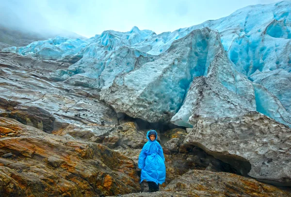 Niño cerca del glaciar Svartisen (Noruega ) —  Fotos de Stock