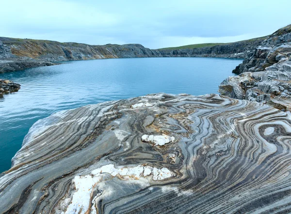 Gestreifter Stein in der Nähe des Stausees storglomvatnet (norge) — Stockfoto