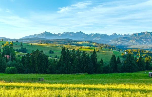 Verão manhã montanha aldeia vista (Polónia ) — Fotografia de Stock