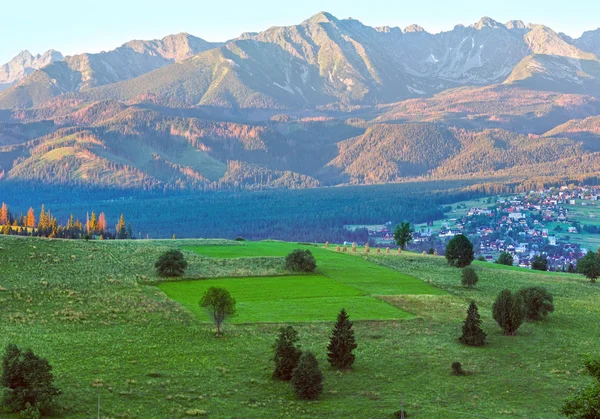 Verão nascer do sol vista montanha aldeia (Polónia ) — Fotografia de Stock