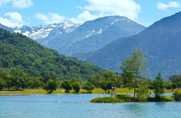 Lago Passy e Mont Blanc montanha maciça vista de verão . — Fotografia de Stock