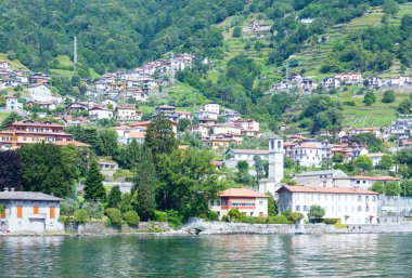 Como Gölü'nün yaz kıyısında (İtalya şehir).