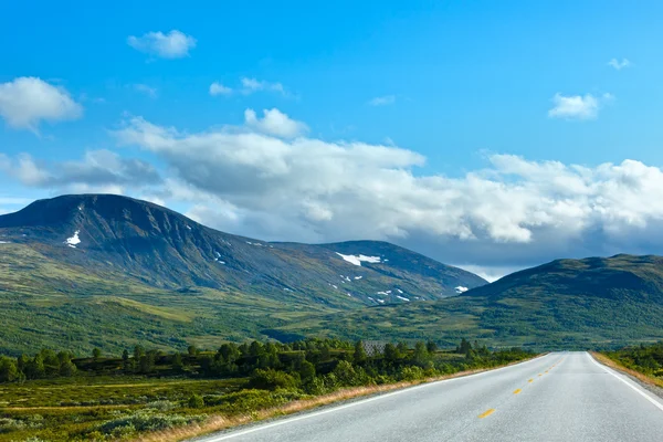 Norwegian summer road (near Dombas, Norge) — Stock Photo, Image