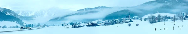 Invierno montaña pueblo panorama (Austria ). — Foto de Stock