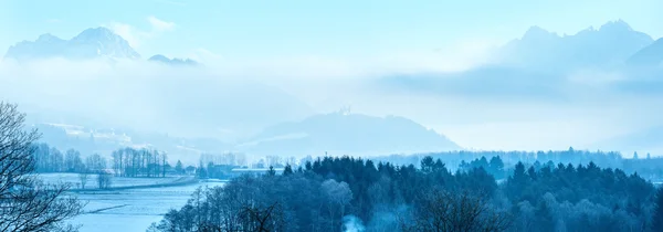 Inverno villaggio di montagna nebbioso panorama (Austria ). — Foto Stock