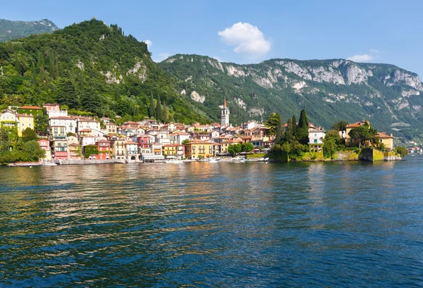 Como Gölü'nün yaz kıyısında (İtalya şehir). — Stok fotoğraf