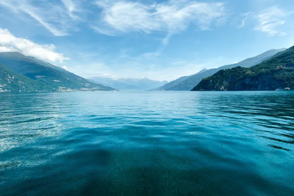Вид на озеро Комо (Италия) с корабля — стоковое фото