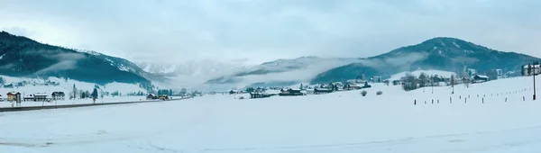 Zimní horské vesnici panorama (Rakousko). — Stock fotografie