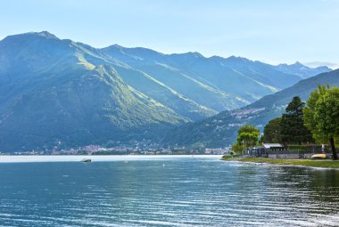 como Gölü (İtalya) yaz akşam görünümü
