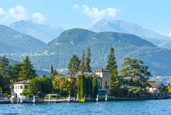 Cidade na costa de verão do Lago de Como (Itália ). — Fotografia de Stock