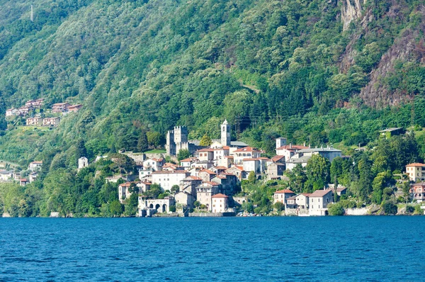 Miasto na wybrzeżu lato nad jeziorem como (Włochy). — Zdjęcie stockowe