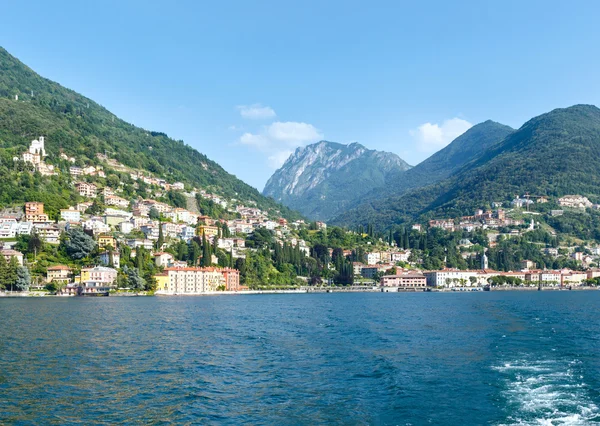 Cidade na costa de verão do Lago de Como (Itália ). — Fotografia de Stock