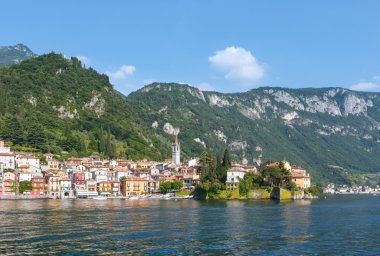 Como Gölü'nün yaz kıyısında (İtalya şehir).