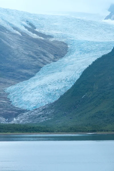 Sjön svartisvatnet och Visa till glaciären svartisen (Norge) — Stockfoto