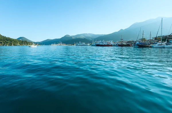 Výletní lodě v zátoce. (Řecko, lefkada) — Stock fotografie