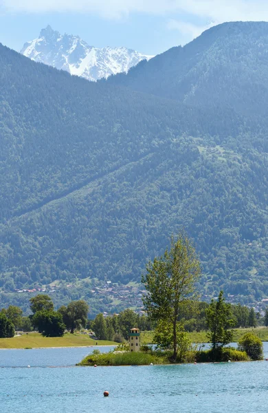 Jezero passy a mont blanc horský masiv letní pohled. — Stock fotografie