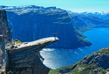 trolltunga yaz görünümü (Norveç).